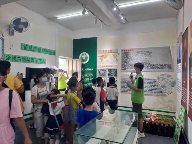 三鄉(xiāng)鎮(zhèn)開(kāi)展“拒絕毒品，你我同行“禁毒教育基地參觀活動(dòng)照片1.jpg