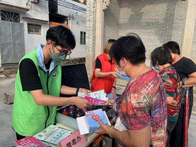 三鄉(xiāng)鎮(zhèn)開展“宣傳禁毒進(jìn)小家，‘無毒’社區(qū)靠大家”活動照片3.jpg